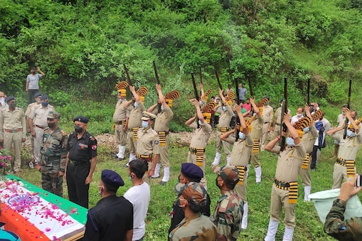 पुंछ में शहीद हुए जवान कमल वैद्य का दाह संस्कार उनके पैतृक गांव में राजकीय और सैन्य सम्मान के साथ किया गया. पुंछ में शहीद हुए जवान कमल वैद्य का दाह संस्कार उनके पैतृक गांव में राजकीय और सैन्य सम्मान के साथ किया गया.