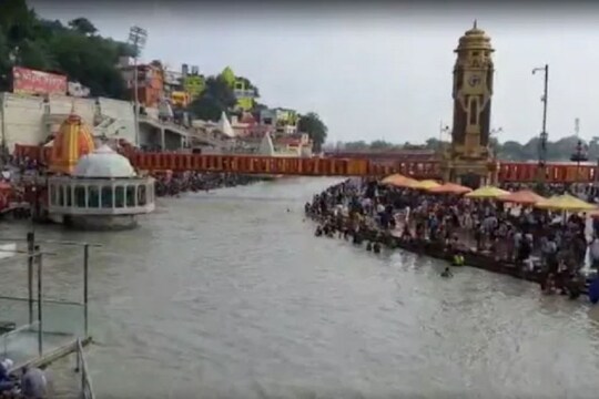 हरिद्वार स्थित हर की पौड़ी पर जुटी भीड़ के वीडियो से ली गई तस्वीर.