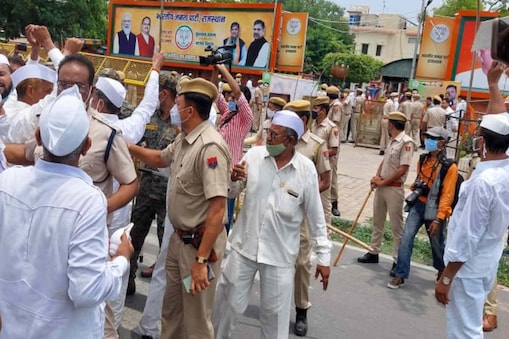 बीजेपी कार्यकर्ताओं ने प्रदर्शन कर रहे कांग्रेस कार्यकर्ताओं की ओर बढ़ने का प्रयास किया लेकिन पुलिस ने उन्हें रोक दिया. बीजेपी कार्यकर्ताओं ने प्रदर्शन कर रहे कांग्रेस कार्यकर्ताओं की ओर बढ़ने का प्रयास किया लेकिन पुलिस ने उन्हें रोक दिया.