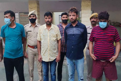 भीलवाड़ा और जोधपुर पुलिस ने हत्या की वारदात को अंजाम देने की तैयारी कर रहे चार आरोपियों को गिरफ्तार कर लिया. भीलवाड़ा और जोधपुर पुलिस ने हत्या की वारदात को अंजाम देने की तैयारी कर रहे चार आरोपियों को गिरफ्तार कर लिया.