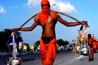  खबरों में कहा जा रहा है कि योगी ने धामी से बातचीत करते हुए कहा है कि उप्र से आने वाले कांवड़ियों को ​हरिद्वार से गंगा जल लेने के लिए रोका न जाए. हालांकि खबरें सूत्रों पर आधारित हैं, लेकिन माना जा रहा है कि उत्तराखंड सरकार योगी की इस इच्छा को ठुकराने की नहीं, बल्कि मानने की ही कोशिश करेगी. दूसरी तरफ उप्र और उत्तराखंड दोनों ही राज्यों में विधानसभा चुनाव नज़दीक हैं, तो ऐसे में भाजपा अपने भारी वोट बैंक के रूप में कांवड़ियों को निराश भी नहीं करना चाहेगी. क्या होगा उत्तराखंड का रुख?
