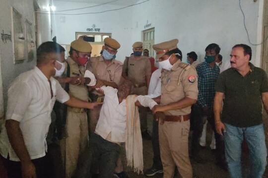 ललितपुर में आयोजित समाधान दिवस के दौरान एक फरियादी ने आत्महत्या का प्रयास किया. कमिश्नर की मौजूदगी में हुई इस घटना के चलते अधिकारियों में हड़कम्प मच गया. फरियादी को पुलिस को सौंप दिया गया. कमिश्नर ने पूरी घटना की जांच के निर्देश दे दिए हैं. 