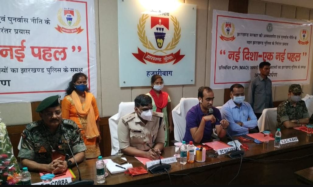 jharkhand latest news, jharkhand naxalism, wanted naxals, maoist surrender, झारखंड न्यूज़, झारखंड में नक्सलवाद, नक्सलियों का आत्मसमर्पण, इनामी नक्सली