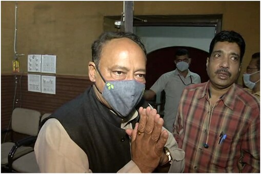 इंदौर में जहरीली शराब से तीन लोगों की मौत को लेकर कांग्रेस विधायक लक्ष्मण सिंह ने सरकार को घेरा है. इंदौर में जहरीली शराब से तीन लोगों की मौत को लेकर कांग्रेस विधायक लक्ष्मण सिंह ने सरकार को घेरा है.