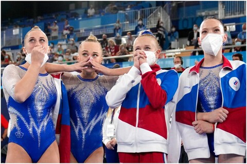 Tokyo Olympics: रूस की महिला जिम्नास्ट टीम गोल्ड मेडल जीतने के बाद खुशियां मनाती हुईं. (फोटो-AP)