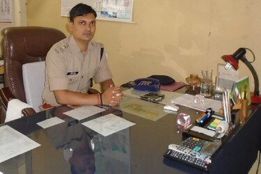  प्रतापगढ़. उत्तर प्रदेश के प्रतापगढ़ (Pratapgarh) में उत्कृष्ट पांडेय अफसर की नौकरी छोड़कर गांव में चंदन की महक बिखेर रहे हैं. एक तरफ जहां युवा कठिन मेहनत कर नौकरी की तलाश करते हैं, गांव की खेती छोड़कर नौकरी पाने का सपना देखते हैं. वहीं इसके उलट ससस्त्र सीमा बल (SSB) में असिस्टेंट कमांडेंट के पद से इस्तीफा देकर उत्कृष्ट पांडेय गांव में चंदन-हल्दी की खेती कर रहे हैं. उत्कृष्ट इलाके में चर्चा का केंद्र बने हुए हैं.