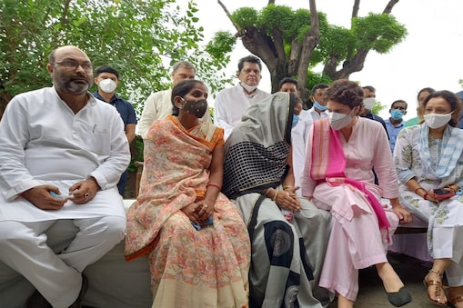 UP: कांग्रेस महासचिव प्रियंका गांधी ने ब्लॉक प्रमुख चुनाव में अभद्रता का शिकार प्रस्तावक अनीता यादव पसगवां लखीमपुर में मुलाकात की. UP: कांग्रेस महासचिव प्रियंका गांधी ने ब्लॉक प्रमुख चुनाव में अभद्रता का शिकार प्रस्तावक अनीता यादव पसगवां लखीमपुर में मुलाकात की.