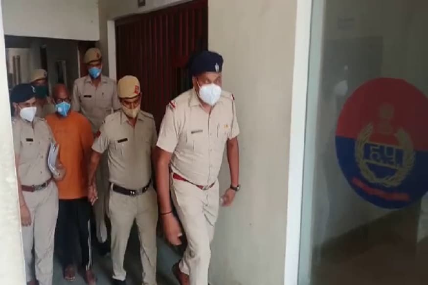  पुलिस प्रवक्ता के मुताबिक पीड़िता के भाई इम्तियाज ने पुलिस को दी अपनी शिकायत में कहा है कि वह बिहार का रहने वाला है और पिछले कई सालों से दिल्ली में रह रहा है. इम्तियाज के मुताबिक उसने अपनी बहन की शादी फरीदाबाद के रहने वाले अब्दुल कादिर के साथ 2004 में की थी.