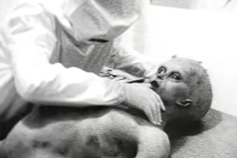 World UFO Day: तो क्या असलियत में ऐसे दिखते हैं एलियंस? 75 साल पहले अमेरिका ने किया था 'लाश' मिलने का दावा world ufo day real photo of alien corpse captured in