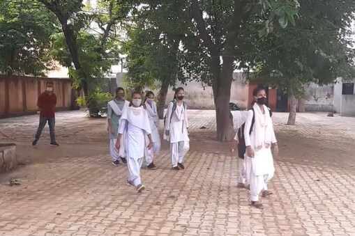 पलवल में 50 फीसदी क्षमता के साथ क्लास 6 से 8 तक के बच्चों के लिए स्कूल खुले. पलवल में 50 फीसदी क्षमता के साथ क्लास 6 से 8 तक के बच्चों के लिए स्कूल खुले.