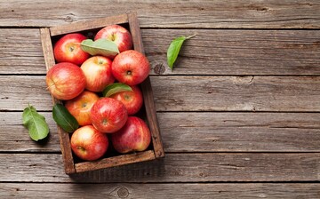 Apple: कहा जाता है कि एक सेब रोज, बीमारियों से रखेगा दूर. सेहतमंद बनाए रखने के अलावा सेब शरीर में खून की कमी को भी पूरा करने में मददगार होता है. यह शरीर में हीमोग्लोबिन को बढ़ाता है.