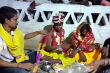 प्रेमिका के गांव में प्रेमी की पिटाई, फिर पुलिस थाने में करा दी दोनों की शादी