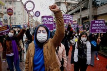 महिलाओं को हिंसा से बचाने वाली संधि से अलग हुआ तुर्की, इस्तांबुल में प्रदर्शन