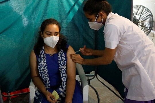 देश में चल रहा है कोरोना टीकाकरण अभियान. (File pic AP)