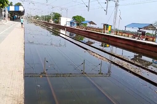 Bihar Flood: बाढ़ ने रोकी ट्रेनों की रफ्तार, कई रद्द तो कुछ गाड़ियों का रूट  हुआ चेंज flood-effected-and-canceled-train-services-of-bihar-water-logging-on-sugauli-station-bramk–  News18 Hindi