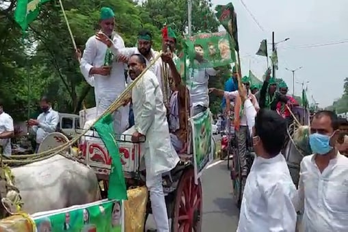 महंगाई के खिलाफ तांगा लेकर सड़क पर उतरे RJD कार्यकर्ता, तेजस्वी यादव कर रहे  अगुवाई rjd activist did protest at patna under leadership of tejashwi yadav  bramk– News18 Hindi