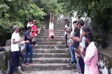 VIDEO: हाथ के बल पहाड़ की 440 सीढ़ि‍यों से उतरता है यह शख्स