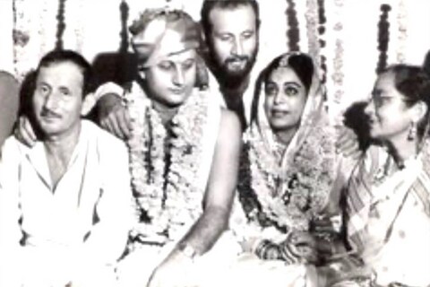 अनुपम खेर (Anupam kher) और किरण खेर की शादी को आज 36 साल पूरे हो गए हैं. (फोटो साभारः Instagram @anupampkher)