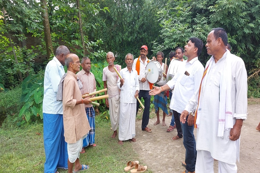 निशान लेकर दोनों समुदाय के लोग सामूहिक रूप से करतब दिखाते हैं. यहां झरनी गाते हुए फातिया पढ़ा जाता है और मजार पर चादरपोशी भी की जाती है. इसमें बड़ी संख्या में महिलाएं भी शामिल होती हैं. गांव में स्थित स्व. छेदी साह के मजार (समाधि) से मुहर्रम का जुलूस निकालने की पुरानी परंपरा है. पूर्वजों द्वारा शुरू की गई परंपरा आज दोनों समुदायों की एकता की मिसाल है.