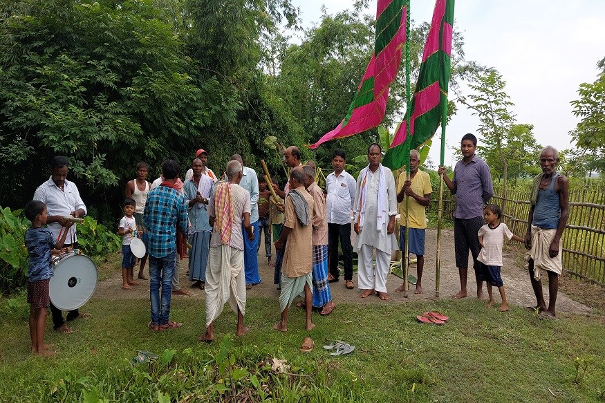 मुहर्रम मनाने वाले शत-प्रतिशत लोग हिंदू समुदाय से हैं. ग्रामीण राजेंद्र साह, जय प्रकाश साह, शंकर साह और विकास कुमार साह कहते हैं कि उनके पूर्वज छेदी साह और वकाली मियां की गहरी दोस्ती थी. जब वकाली मियां यह इलाका छोड़कर जा रहे थे, उस समय उन्होंने अपने मित्र को हर साल इस मजार पर मोहर्रम मनाने का वादा लिया था. बस इसी को मानते हुए कई साल बीतने के बावजूद पीढ़ी दर पीढ़ी आज भी इस गांव के लोग मुहर्रम मनाते हैं.