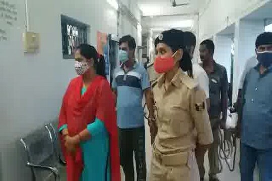 सीतामढ़ी पुलिस की गिरफ्त में डॉक्टर शिव शंकर महतो की पहली पत्नी सीमा सिन्हा. 