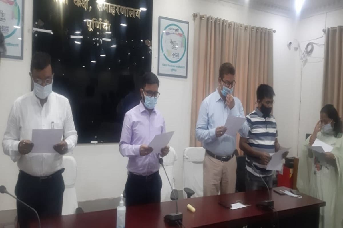 डीएम ने कहा कि कोरोना काल में पुस्तकालय बंद रहे, लेकिन एक सितम्बर से पुस्तकालय खोले जा रहे हैं. उन्होंने कहा कि जिले में इस अभियान का काफी असर हो रहा है. इससे जहां ग्रामीण इलाके के लोगों को पुस्तकालयों में बैठकर पढ़ने का मौका मिल रहा है. वहीं लोगों की घरों में बेकार पड़ी पुस्तकें जरूरतमंदों तक पहुंच रही हैं.