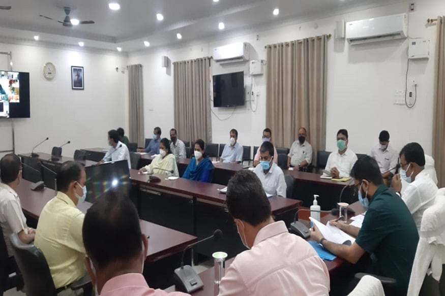 डीएम ने कहा कि कई लोग पुस्तक पढ़ने के बाद आलमीरा में सजाकर रख देते थे. लेकिन इस किताब दान अभियान चलाने के बाद से लोग खुलकर अपनी पुस्तकें दान कर रहे हैं. इससे ग्रामीण इलाके के लोगों को काफी सुविधा मिल रही है. डीएम ने लोगों से अपील की कि वे अपने घरों में रखी पुस्तकों को दान करें ताकि दूसरे लोग भी इसका फायदाा उठा सकें.