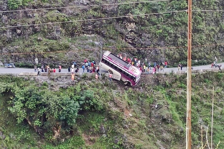  नाहन. हिमाचल प्रदेश के सिरमौर जिले में गिरिपार क्षेत्र के शिलाई में एक बड़ा बस हादसा बच गया. यहां पर बोहराड़ के पास एक निजी बस -बाल खाई मे गिरने से बच गई. बस में 22 सवार थे.
