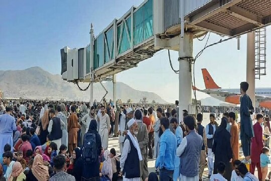 काबुल एयरपोर्ट पर सभी कमर्शियल फ्लाइट्स बंद कर दी गई हैं. (AP)
 