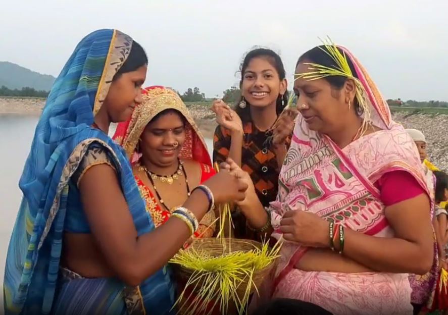  छत्तीसगढ़ के ग्रामीण इलाकों में महिलाएं एक-दूसरे को भोजली का दूब भेंट कर जीवन भर मित्रता का धर्म निभाने का संकल्प लेती हैं. इस दौरान 'जहां देवी गंगा देवी गंगा लहर तुरंगा लहर तुरंगा, हमर भोजली दाई के भींगे आठों अंगा' गीत गाती हुईं महिलाएं अपने साथियों को भोजली दूब भेंट करती हैं.