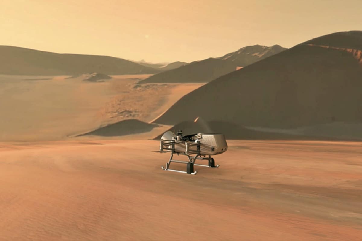  नासा (NASA)के ड्रैगनफ्लाई अभियान (Dragonfly Mission) में साल 2030 तक एक रोटोक्राफ्ट भेजा जाएगा जो टाइटन (Titan) की सतह के अवलोकन करेगा. नासा ने प्लैनेटरी साइंस जर्नल में ‘साइंस गोल्स एंड ऑब्जेक्टिव्स फॉर द ड्रैगनफ्लाई टाइटन रोटोक्राफ्ट रीलोकेटेबल लैंडर’ नाम से शोधपत्र प्रकाशित किया है. इसके लक्ष्यों में रासायनिक जैवसंकेतों का अनुसंधान, टाइटन के मीथेन चक्र, वहां के वायुंमडल का अध्ययन, जीवन की शुरुआत के पर्व का रसायन विज्ञान का अध्ययन शामिल है. (प्रतीकात्मक तस्वीर: NASA)