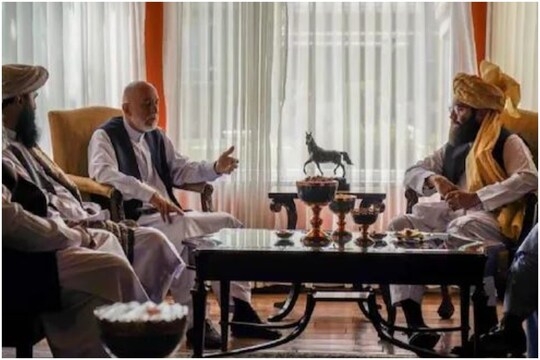 अफगानिस्तान के पूर्व राष्ट्रपति हामिद करजई के साथ अनस हक्कानी (फ़ाइल फोटो)