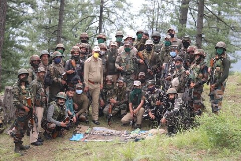 Jammu Kashmir large cache of arms ammunition seized from Sarola forest of Doda जम्मू-कश्मीर: डोडा जिले के जंगल में 10 साल पुरानी दरार से मिले भारी हथियार – News18 हिंदी