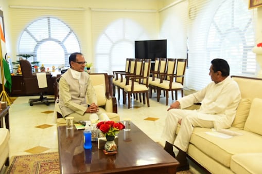 पीसीसी चीफ कमलनाथ ने मुख्यमंत्री शिवराज सिंह चौहान पर निशाना साधते हुए कहा आज कौन सा वर्ग है, जो मध्यप्रदेश में जो संतुष्ट है.