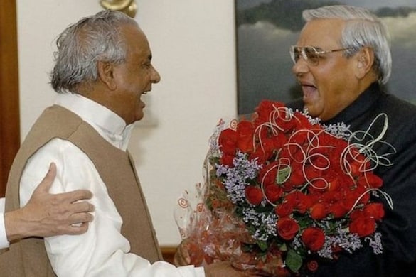 कल्याण सिंह को भारी पड़ी थी अटल बिहारी वाजपेयी से अदावत, होना पड़ा था पार्टी से बाहर