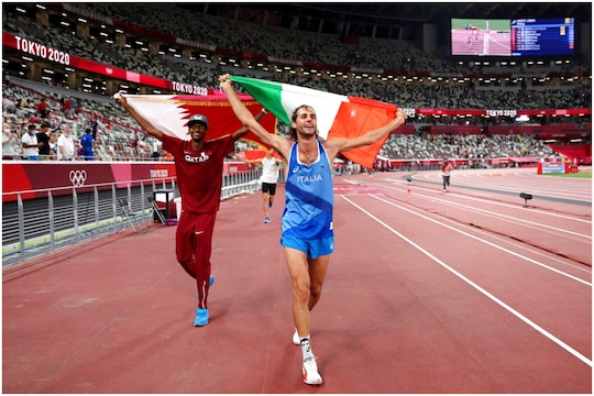 Tokyo Olympics: कतर के मुताज बर्सहिम (दाएं) और इटली के गेनमार्को तेम्बेरी दोनों गोल्ड मेडल मिला. (AP)