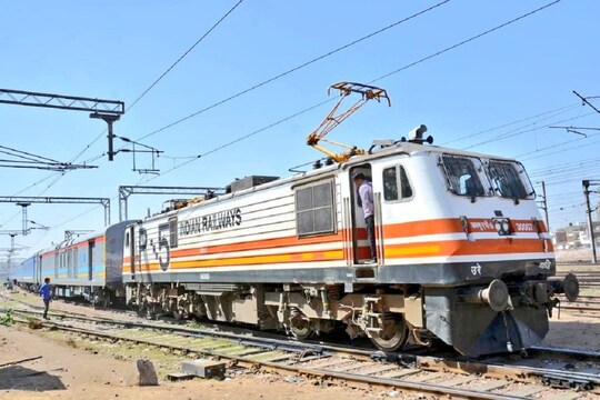सभी रेल जोन (Railway Zones) में रेलवे कर्मी आज से 18 सितंबर तक बड़े पैमाने पर विरोध-प्रदर्शन और रैलियां करेंगे.  (सांकेत‍िक फोटो)