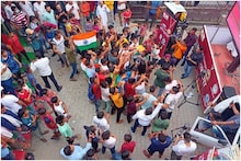 टोक्यो ओलंपिक: गोल्ड जीतने पर नीरज के गांव में जश्न, CM बोले- लट्ठ गाड़ दिया