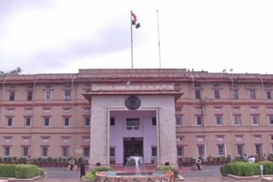 राजधानी जयपुर स्थित शासन सचिवालय के गलियारों में आये दिन मंत्रियों और ब्यूरोक्रेट्स के विवादों के चर्चे होते रहते हैं. 