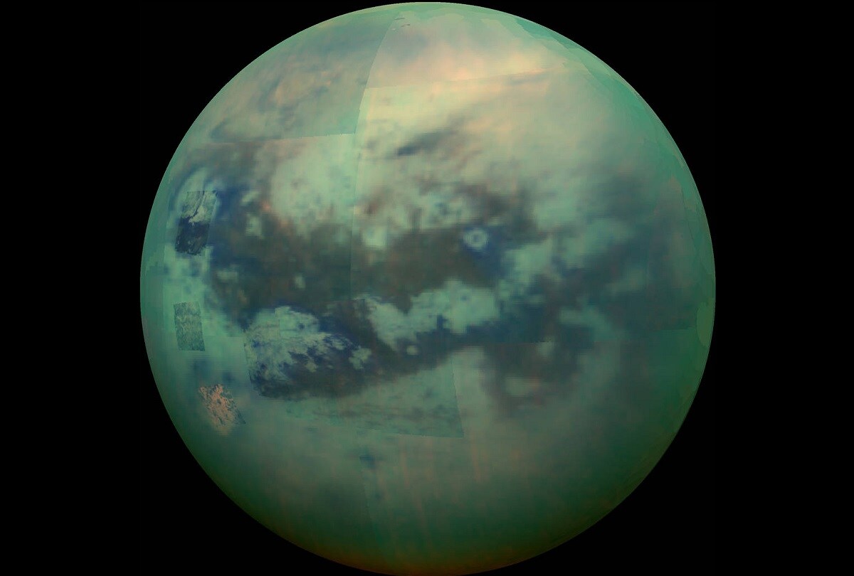  ड्रैगनफ्लाई (Dragonfly) टाइटन (Titan) की किसी एक जगह पर पूरे एक दिन रहेगा जो पृथ्वी के 16 दिन के बराबर होता है. इस दौरान वह वैज्ञानिक प्रयोग और अवलोकन करेगा और फिर नई जगह उड़ जाएगा. पिछली जगहों के अवलोकनों के आधार पर ही वैज्ञानिकों की टीम तय करेगी के वह अपनी अगली उड़ान पर क्या करेगा. मंगल ग्रह (Mars) पर भेजे गए रोवर भी इसी तरह से काम कर रहे हैं. टाइटन का गुरुत्व पृथ्वी का सातवां हिस्सा है लेकिन मोटा वायुमंडल चार गुना घना है. इससे यहां के हालात वायु यान के लिए आदर्श हो जाते हैं. यहां का शांत वायुंमंडल और पृथ्वी से हलकी हवाएं ड्रैगनफ्लाई के लिए और मुफीद हो जाता है. (तस्वीर: NASA)