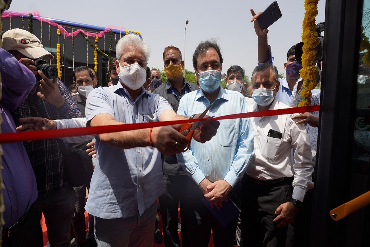 राजघाट क्लस्टर डिपो से 32 वातानुकूलित लो फ्लोर सीएनजी से चलने वाली क्लस्टर बसों को हरी झंडी दिखाकर रवाना किया. Delhi Government, Transport Minister Kailash Gahlot, AC low floor buses, Arvind Kejriwal,Cluster Buses, world class technology, अरविंद केजरीवाल, परिवहन मंत्री कैलाश गहलोत, वातानुकूलित लो फ्लोर बसें, दिल्ली सरकार, कलस्टर बसें, विश्वस्तरीय तकनीक