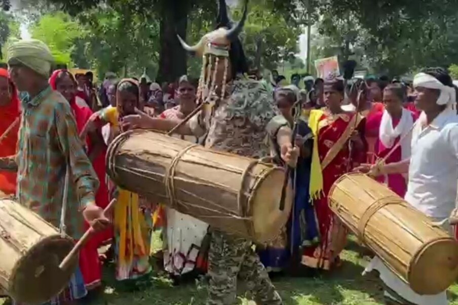  नक्सल प्रभावित केरलापाल इलाके में आदिवासी दिवस पर रंगारंग सांस्कृतिक कार्यक्रम का आयोजन किया गया था, जिसमें जिले के एसपी सुनील शर्मा भी शामिल हुए. स्थानीय आदिवासी पुरुषों-महिलाओं के साथ एसपी ने आदिवासी पोशाक पहनकर ढोल के साथ नृत्य किया. ग्रामीणों के साथ उनके आयोजन में शरीक होने वाले एसपी की सराहना की जा रही है.