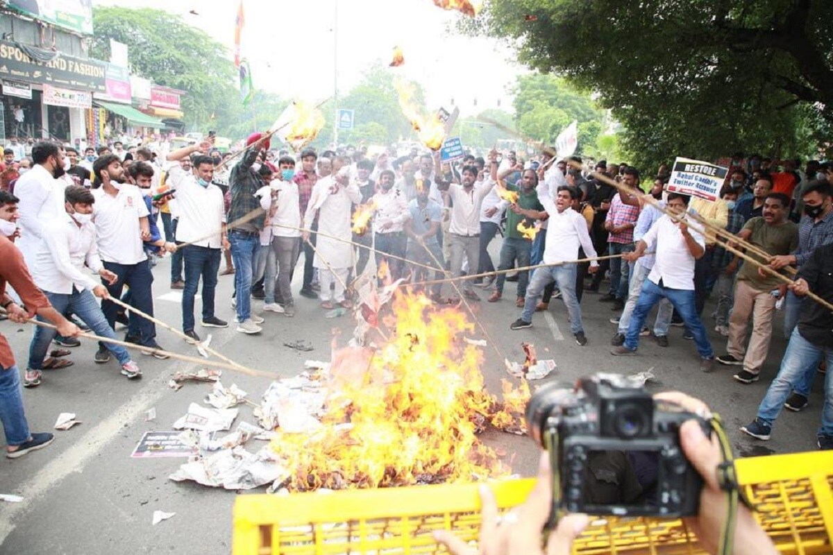 कांग्रेस पार्टी के नेता राहुल गांधी का ट्विटर अकाउंट ब्लॉक करने के खिलाफ ट्विटर इंडिया के विरुद्ध विरोध प्रदर्शन किया. Rahul Gandhi, Twitter India, Rahul Gandhi Twitter Handle Suspended, Indian Youth Congress, Delhi Cantt Minor Girl Rape Case, Modi Government, Central Government, राहुल गांधी, भारतीय युवा कांग्रेस, ट्विटर अकाउंट ब्लॉक मामल, ट्विटर इंडिया, मोदी सरकार, केंद्र सरकार, दिल्ली कैंट नाबालिग दुष्कर्म मामला