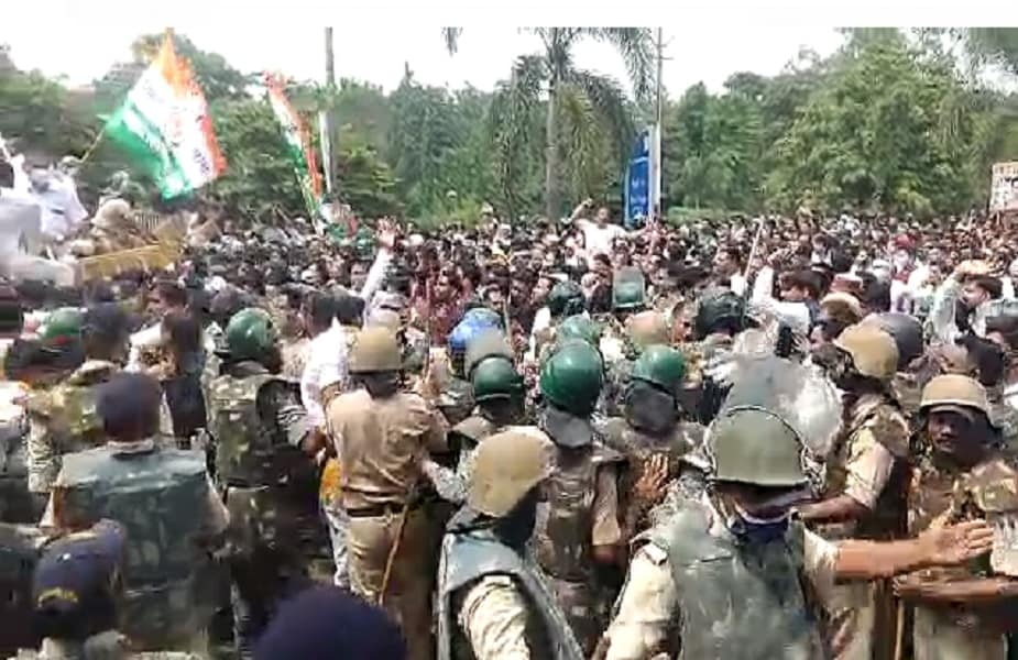  कार्यकर्ता बेरीकेड पर चढ़कर आगे बढ़ने की कोशिश करने लगे. पुलिस की बार-बार अपील के बाद भी वो पीछे नहीं हटे. कार्यकर्ताओं पर पहले वाटर कैनन से पानी छोड़ा गया. इसके बाद भी कार्यकर्ता बैरिकेड से पीछे नहीं हटे तो पुलिस ने लाठीचार्ज कर उन्हें खदेड़ दिया.