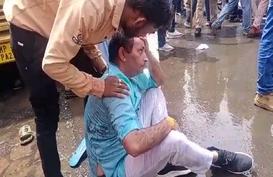  पुलिस के लाठीचार्ज के दौरान यूथ कांग्रेस के अध्यक्ष श्रीनिवास, प्रदेश अध्यक्ष विक्रांत भूरिया, विधायक जयवर्धन सिंह, विधायक पीसी शर्मा समेत कई कार्यकर्ता घायल हो गए. बार-बार पुलिस के निर्देशों के बाद भी वापस लौट रहे कार्यकर्ताओं को खदेड़ने के लिए जमकर लाठीचार्ज किया गया. प्रदर्शन कर रहे कार्यकर्ताओं को पुलिस ने गिरफ्तार भी किया.