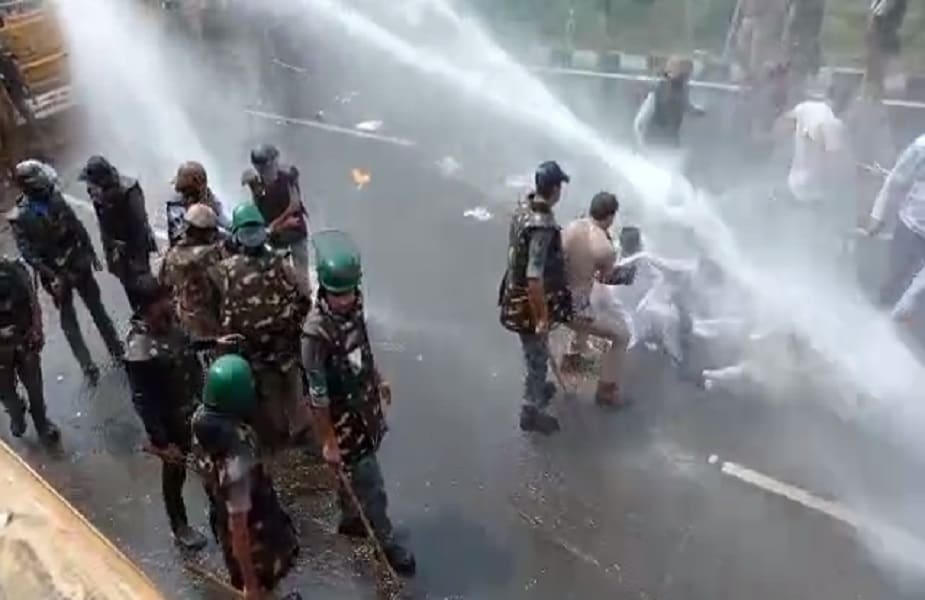  cm हाउस की तरफ बढ़ रहे कार्यकर्ताओं पर पुलिस ने पानी की तेज बौछार छोड़ दी.इसमें कई कार्यकर्ता गिर पड़े और पुलिस वाले फंस गए.