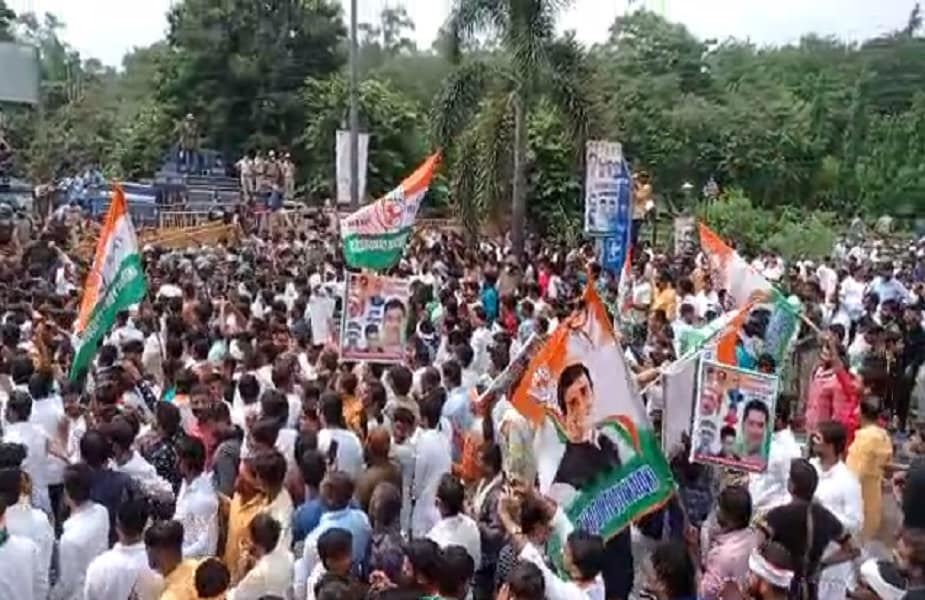  प्रदेश यूथ कांग्रेस के अध्यक्ष विक्रांत भूरिया ने कहा हम युवा हैं और युवाओं की मांग को लेकर मुख्यमंत्री निवास जाना चाहते थे. लेकिन पुलिस ने हम पर लाठीचार्ज कर दिया. कांग्रेस विधायक जयवर्धन सिंह ने कहा हमारी नीयत साफ थी. विधानसभा में सरकार चर्चा से भागी. महंगाई और बेरोजगारी के मुद्दे पर हम सरकार से सवाल पूछ रहे हैं. उसके जवाब में लाठीचार्ज किया जा रहा है.