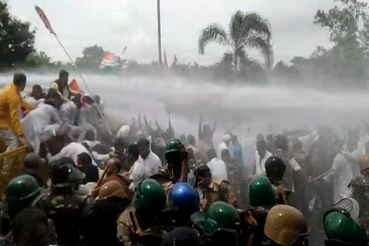  इससे पहले पीसीसी चीफ कमलनाथ ने यूथ कांग्रेस कार्यकर्ताओं को संबोधित किया. उन्होंने कहा किसी नेता के पार्टी छोड़ने से कोई फर्क नहीं पड़ता. युवा ही देश का निर्माण करेगा. संस्कृति के साथ तोड़फोड़ हो रही है. राष्ट्रवाद की बात करने वाली पार्टी मंदिर की बात करती है. कांग्रेस सरकार के 15 महीने के कार्यकाल पर कोई उंगली नहीं उठा सकता है. आज का युवा खुद ज्ञान देने को तैयार है. प्रदेश की पहचान माफिया के तौर पर हो रही है जनता को समझाना होगा कि महंगाई बढ़ रही है.