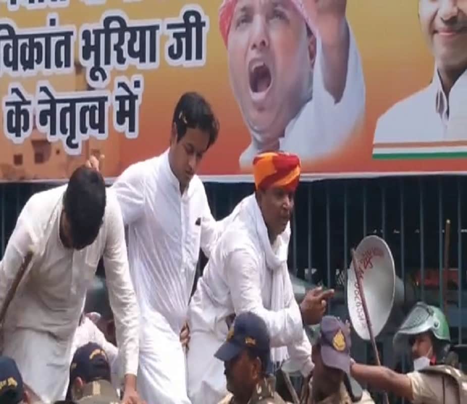  कमलनाथ के उत्साहवर्धन के बाद कार्यकर्ता पीसीसी दफ्तर से मुख्यमंत्री निवास की तरफ बढ़े तो उनकी पुलिस के साथ खासी झूमा-झटकी हुई. उसके बाद पुलिस ने कार्यकर्ताओं को खदेड़ने के लिए बल का इस्तेमाल करते हुए लाठीचार्ज किया.