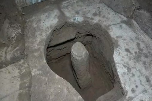 Ujjain. महाकाल मंदिर कैंपस के विस्तारीकरण के लिए एक साल से खुदाई का काम चल रहा है. खुदाई में 11 वीं शताब्दी के 1000 साल पुराने परमार कालीन मंदिर का ढांचा सामने आया था. उसके बाद भोपाल से आयी पुरातत्व विभाग की टीम की देख रेख में खुदाई का काम चल रहा है. 